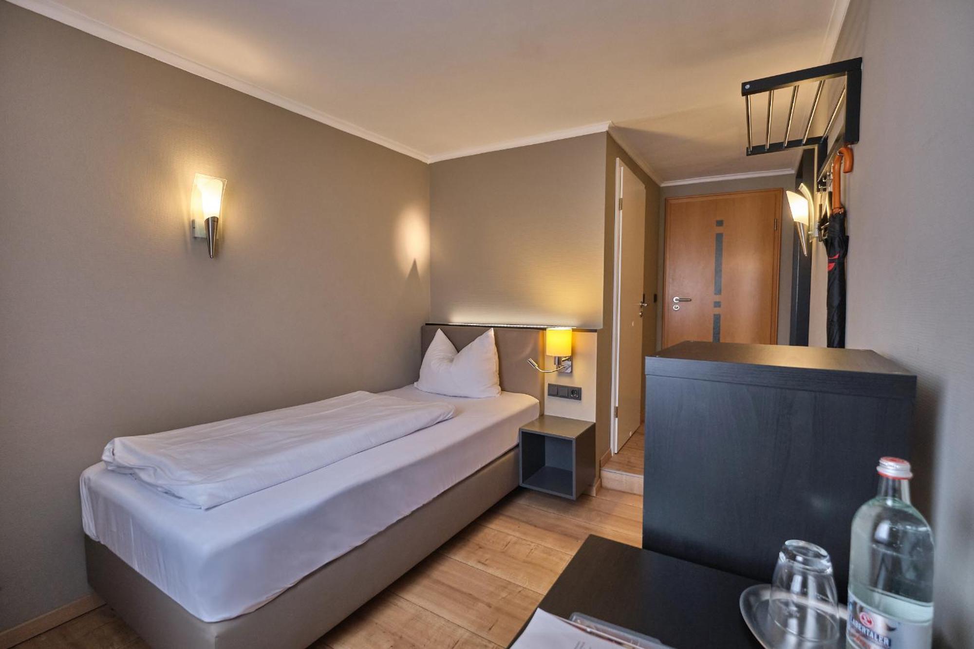 רגנסבורג Hotel Roter Hahn מראה חיצוני תמונה