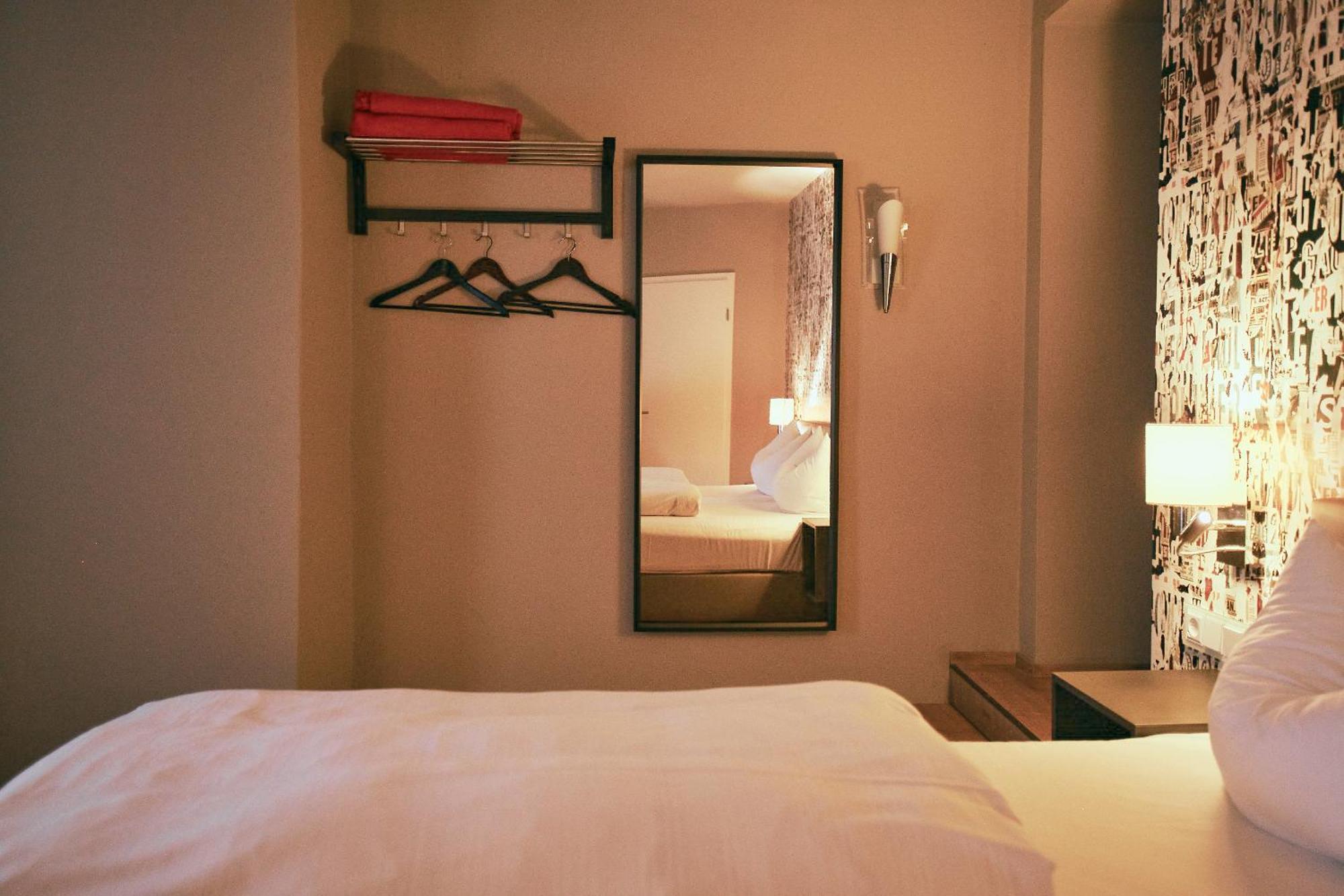 רגנסבורג Hotel Roter Hahn מראה חיצוני תמונה