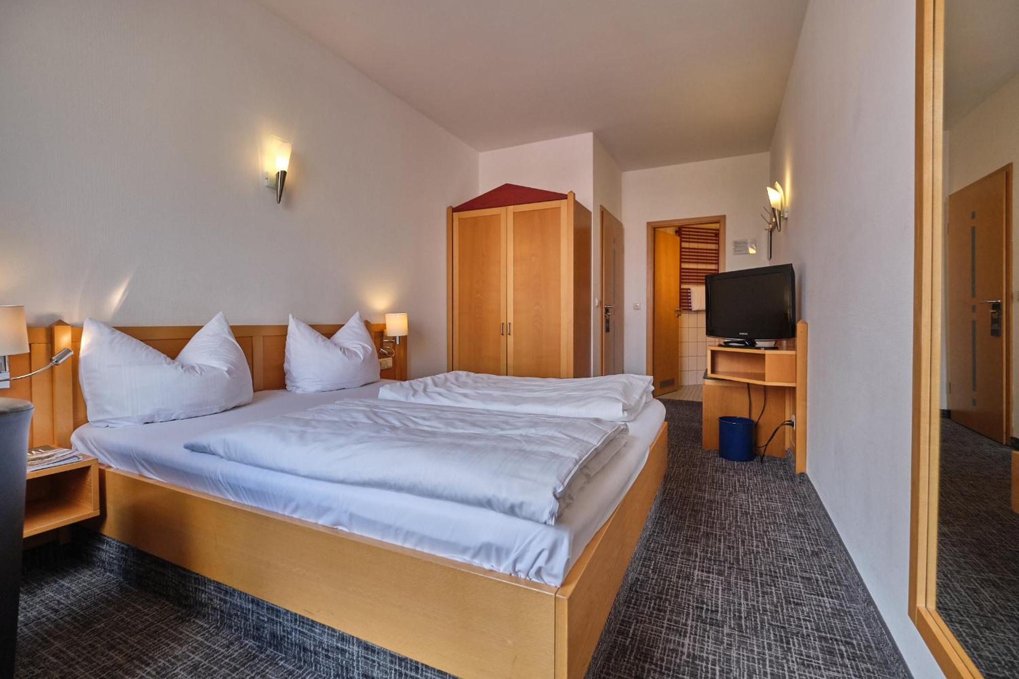 רגנסבורג Hotel Roter Hahn מראה חיצוני תמונה