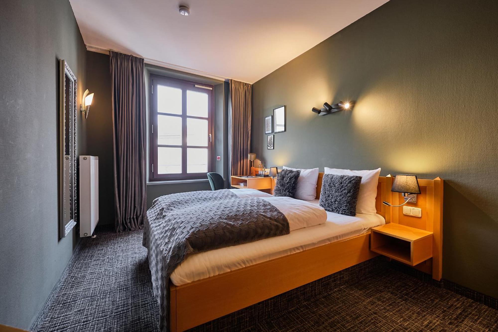 רגנסבורג Hotel Roter Hahn מראה חיצוני תמונה